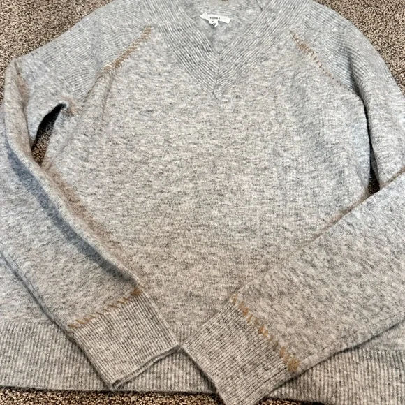 A loves a women Sweater small - Picture 1 of 10